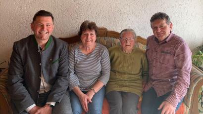Bild: bey
Maria Nistler wird bei ihrem 102. Geburtstag von Tochter Walburga und Sohn Anton in die Mitte genommen. Bürgermeister Rainer Rewitzer überbrachte der ältesten Bürgerin der Stadt Pleystein die herzlichsten Glückwünsche.