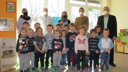 Bild: Gemeinde Kulmain/exb
Mirjam Kuhbandner, Christopher Östreicher (von links), Bürgermeister Günter Kopp und Sabine Baier gratulierten Stephanie Kaufmann (von rechts) zur erfolgreichen Weiterqualifikation.