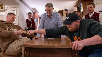 Bild: Michael Sperber/exb
Der spätere Sieger Sebastian Heider (links) zieht beim Fingerhakeln im Finale Thomas Weiß über den originalen Hakler-Tisch.