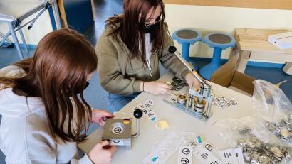 Bild: Gregor-von-Scherr-Realschule/exb
Der Erlös aus dem Verkauf der Buttons ging an Unicef. Die Organisation unterstützt Kinder in der Ukraine.