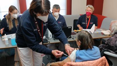 Bild: Wolfgang Steinbacher
Das mobile Impfteam des BRK war am Montag gut beschäftigt. Bereits eine halbe Stunde nach Öffnung der Station im Regio-Markt der VR-Bank an der Bahnhofstraße waren sechs Leute geimpft. Darunter dieses ältere Paar.