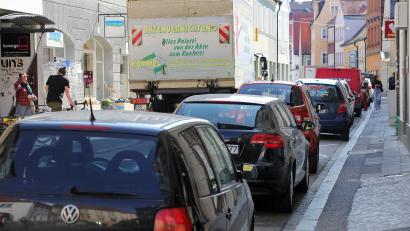 Bild: Wolfgang Steinbacher
Große Flächen der Amberger Altstadt werden von Automobilen "verbraucht". Unser Fotograf musste am Montag nicht lange suchen, um eine ganze Serie von Bildern von dieser Situation zu schießen. Aber sollen die Autos raus aus der Altstadt? Wir fragen unsere Leser.
