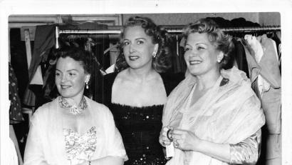 Bild: Stadtarchiv Mitterteich
Eine Attraktion waren in Mitterteich die Modenschauen des Modehauses Klein. Berühmte Sängerinnen und Schauspielerinnen waren 1953 bei einer Modenschau der Firma Klein zu Gast (von links) Magda Schneider, Dorit Kreißler und Kunstpfeiferin Ilse Werner.