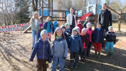 Bild: gru
Etwas Sonne tanken Bürgermeister Hans-Jürgen Strehl und Sonja Winter mit einer Erzieherin und einigen Kindern auf dem Kindergartenspielplatz.
