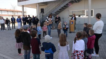 Bild: Andreas Brückmann
Bei der Einweihungsfeier für ihre neue Regenbogen-Kita singen die Mädchen und Buben zur Begrüßung einige Lieder.