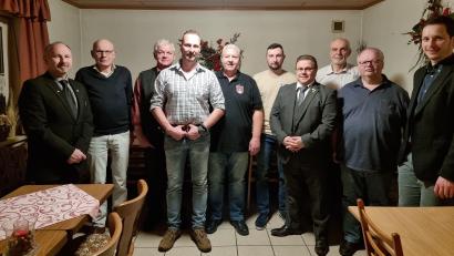 Bild: Lisa Zettl/exb
Kreisvorsitzender Manfred Zettl (von links) gratuliert dem Vorstandsteam. Im Bild Werner Trenz, Josef Regner, Jochen Lobenhofer, Michael Gerl, Severin Plößner, Hartmut Schütze, Alois Lehner, Dieter Gumann und Alexander Schatz.