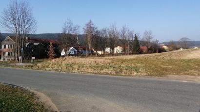 Bild: Winderl
Oberhalb der Grundschule und des Radweges entsteht das neue Baugebiet an der Straße in Richtung Trossau.