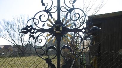 Bild: mma
Heute wird in Hahnbach dieses schmiedeeisernes Kreuz geweiht, das zum Frieden mahnen will.