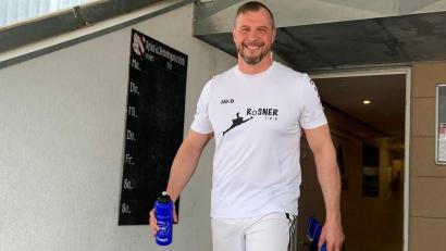 Bild: Rosner/exb
Die Zuschauer in Bayreuth staunten nicht schlecht, als der FC Tirschenreuth seinen Torwart-Oldie Huberth Rosner zum Auswärtsspiel in der Bezirksliga Oberfranken Ost aus dem Hut zauberte.