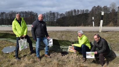 Bild: bnr
Vom ordnungsgemäßen Aufbau der Amphibienschutzzäune überzeugten sich (von links) Reinhard Scheuerlein (BN-Regionalreferent Oberpfalz), Gerhard List (Zaunbetreuer), Richard Mergner (BN-Landesvorsitzender) und Klaus Pöhler (Vorsitzender BN-Kreisgruppe Schwandorf).