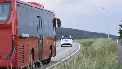 Archivbild: Petra Hartl
Ein RBO-Bus irgendwo in der Oberpfalz. Auch im Landkreis Neustadt gibt es Pläne, mehr Menschen zum Umstieg weg vom Auto zu bewegen. Ein eigenes Discount-Ticket scheidet nach Ansicht von Experten aber vorerst aus.