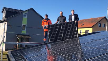 Bild: ak
Wasserwart Markus Heindl, Marco Kaußler vom gleichnamigen Elektrobetrieb und Bürgermeister Christian Porsch (von links) zeigen ein Panel der Photovoltaikanlage auf dem Dach der Wasseraufbereitungsanlage.