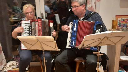 Bild: hcz
Liliya Ströhle und Herbert Schmid musizieren beim Abend der Arbeitsgemeinschaft sozialdemokratischer Frauen.