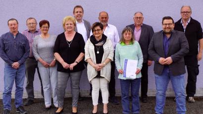 Bild: bkr
Für 20 Jahre Treue zum VdK-Ortsverband erhielt Erika Köstler (Vierte von rechts) eine Urkunde. Kreisvorsitzender Georg Brand und Bürgermeister Thomas Kaufmann (Dritter und Zweiter von rechts) gratulierten ihr und dem neuen Vorstand. Ihm gehören (von links) Ludwig Melzner, Heinz Frauenholz, Agnes Schraml, Gerlinde Kreuzer, Roland Kreuzer, Inge Haberkorn, Siegfried Kotlar und Jürgen Kreuzer an.