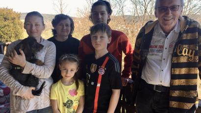 Bild: upl
Herbert Bügler (rechts) aus Untersteinbach bei Pfreimd gibt fünf Geflüchteten aus der Ukraine Obdach. Der 72-Jährige hat die Familie bereits fest ins Herz geschlossen.