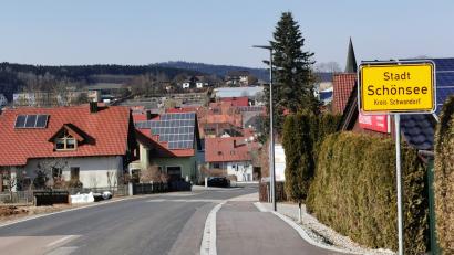Bild: Portner
Der Blick über die Dächer von Schönsee zeigt, dass es noch Handlungsbedarf für mehr Photovoltaikanlagen auf den Dächern gibt. In der Altstadt ist dies jedoch laut Satzung verboten, was Stadträtin Bärbel Placke ändern will.