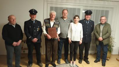 Bild: gi
Karl Häupl (Dritter von links) feierte 85. Geburtstag. Dazu gratulierten sein Sohn und seine Schwiegertochter sowie die Vereinsabordnungen der Ortsfeuerwehr und des Fördervereins Schloss Burgtreswitz.