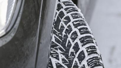 Bild: Patrick Pleul/dpa-Zentralbild/dpa/Archivbild
Das Profil eines Winterreifens auf einem Auto hat sich vom Schnee auf der Fahrbahn zugesetzt.