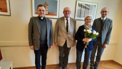 Bild: ads
Der Vorstand der KAB St. Georg, Franz Hirmer (Zweiter von links), ehrte Margarete Holler (Zweite von rechts) für 50 Jahre Mitgliedschaft. Pfarrer Markus Brunner (links) und KAB- Präses Kaplan Florian Rein (rechts) gratulierten.