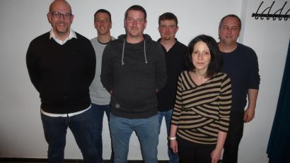 Bild: bk
Michael Liedl, Dominik und Thomas Pritzl, Sebastian Seidel, Christina Hösl und Daniel Schweiger (von links) wollen die gute Zusammenarbeit mit Leiterin, Personal und Elternbeirat fortsetzen.