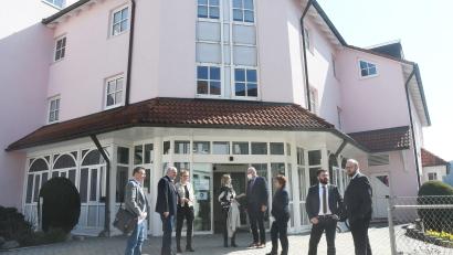 Bild: Gabi Schönberger
Noch sind die Offiziellen aus Landkreis, HPZ und Bezirk die Einzigen, die sich auf dem Gelände des früheren Hotels "Hofgarten" in Neustadt tummeln. Bald schon sollen aber Handwerker anrücken, die das Haus in der Knorrstraße in ein Wohnheim verwandeln.
