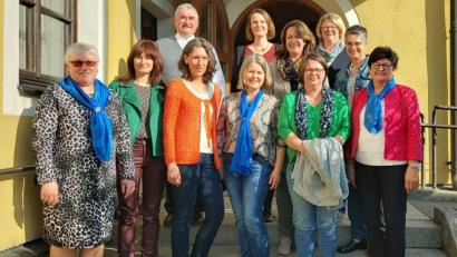 Bild: Angelika Vogl/exb
Der Frauenbund ist auch in den nächsten beiden Jahren in guten Händen. Im Bild das neue Vorstandsteam mit (vordere Reihe von links) Angelika Vogl, Sandra Schlagenhaufer, Kornelia Bösl, Alexandra Schmid, Monika Schreiber, Gerlinde Lohrer, (hintere Reihe von links) Sabine Rahm, Ingrid Hammerer, Maria Prey und Anke Spandau. Geistlicher Beirat Pfarrer Alfons Kaufmann würdigte die engagierte Arbeit der Frauen.