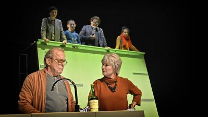 Bild: Patrick Pfeiffer/exb
Im Stück "Gehen oder Der zweite April" von Jean-Michel Räber entwickelt ein Familientreffen eine zerstörerische Eigendynamik.