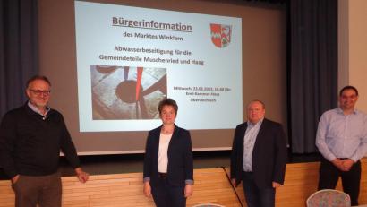 Bild: amö
Günther Schwab vom Ingenieurbüro Zwick aus Weiden, Bürgermeisterin Sonja Meier, VG-Leiter Anton Brand und der Leiter des Wasserwirtschaftsamtes Weiden, Mathias Rosenmüller (von links) standen den Bürgern Rede und Antwort.