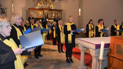 Bild: jr
Die Kirchenchorgemeinschaft mit Sängerinnen und Sängern aus Mitterteich, Konnersreuth und Leonberg. begeisterten mit ihrem Gesang.