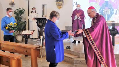 Bild: wlr
Ganz gerührt war Maria Smola, als sie durch den Bischof Rudolf Voderholzer für ihre 40-jähriges Engagement im Pfarrgemeinderat mit einer Medaille, einer Urkunde und einem Regensburger Rosenkranz geehrt und beschenkt wurde. Pfarrgemeinderatssprecher Jörg Frenzel zusätzlich einen Blumenstrauß.