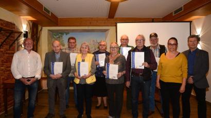 Bild: bey
VdK-Vorsitzender Peter Richter (links) ehrte die langjährigen Mitglieder Franz und Hanna Thumfahrt, Marianne und Hans Schäfer (vorne, von links) sowie Michael Zachmann, Regina und Johann Käs und Peter Oelze (hinten). Für die Treue zum VdK dankten auch Kreisvorsitzender Josef Rewitzer und Stellvertreterin Karola Brust (von rechts).