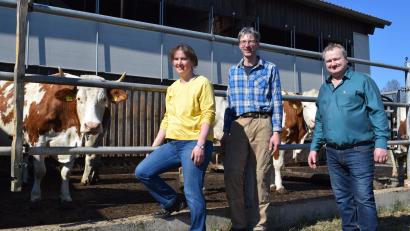Bild: szl
Christina und Andreas Kunz (von links) engagieren sich für das Tierwohl, die Umwelt und faire Milchpreise. Sie nehmen am Programm "Faire Milch" teil. Mit im Bild: Werner Reinl (rechts), Vorstandsmitglied bei "Fair Food".
