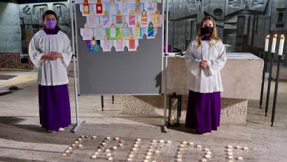 Bild: ads
Beim Friedensgottesdienst der Pfarrei St. Michael legten die Ministranten ein Friedenspuzzle mit ihren je eigenen Anliegen und entzündeten Lichter an der Friedenskerze.