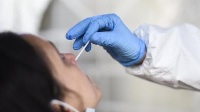 Symbolbild: Kira Hofmann/dpa
Eine Mitarbeiterin eines Testzentrums nimmt einen Nasenabstrich für einen Corona-Schnelltest.