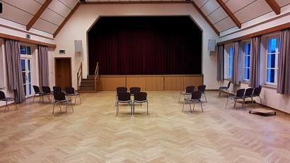 Bild: ld
Der Mehrzwecksaal ist nun über 30 Jahre alt. Gerade in der Pandemie hat er sich wegen seines Platzangebots als sehr nützlich erwiesen für Sitzungen und Zusammenkünfte aller Art. Der Unterhalt kostet viel Geld. 50 000 Euro sind für den Austausch der Heizung im Haushalt angesetzt. 10 000 Euro sind für die Planung von Lüftung und Beleuchtung veranschlagt.