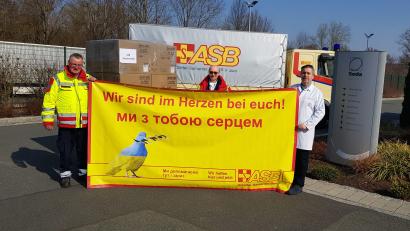 Bild: ASB-Regionalverband Jura/exb
Die erste Palette Getränkebecher nehmen (von links) Georg Nickel und Roland Löb vom ASB-Regionalverband Jura bei SEDA-Betriebsleiter Herbert May entgegen.