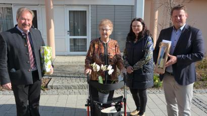 Bild: jr
Ihren 85. Geburtstag feierte am Montag Anneliese Pelz. Seit Ende Januar verbringt sie ihren Lebensabend im Seniorenheim "Haus Phönix". Unser Bild zeigt (von links) Zweiten Bürgermeister Johann Brandl, Anneliese Pelz, Tochter Anja und Ersten Bürgermeister Stefan Grillmeier.