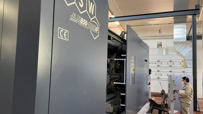 Bild: 595° Solutions GmbH/exb
Hinter unscheinbar grauen Metallwänden verbirgt sich die neue Thixomolding-Technik