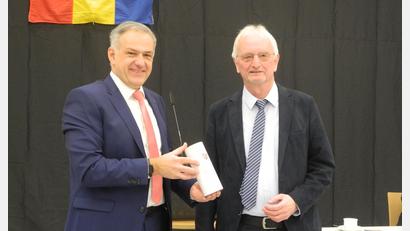 Bild: as
Klaus Pöllmann (rechts) legte den letzten Haushalt seiner Amtszeit vor. Landrat Roland Grillmeier verabschiedete ihn am Rande der Sitzung mit einem regionalen Whisky.