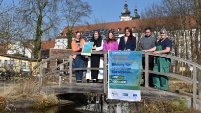 Bild: Umweltstation Waldsassen/exb
Große Freude bei den Verantwortlichen und dem Team der Stiftung und Umweltstation. Von links Johanna Härtl (Leiterin der Geschäftsstelle), Äbtissin Laetitia Fech, Astrid Blessenberger (Verwaltung), Karo Wenisch (Stellvertretende Leiterin), Markus Lang und Claudia Dietz (Team Naturerlebnisgarten)