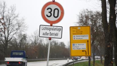 Bild: Gabi Schönberger
Keine Ampel und dafür Tempo 30: Dort, wo die Südost-Tangente auf die Dr.-Pfleger-Straße trifft, finden derzeit Bauarbeiten statt. Die Ampelanlage soll künftig mit LED leuchten.
