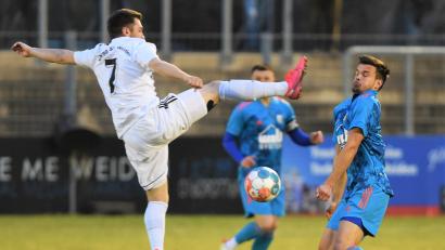 Bild: Büttner
Matthias Heinl (links) geht mit gestrecktem Bein in den Zweikampf: Der Weidener Defensivspieler musste bereits in Halbzeit eins verletzungsbedingt ausgewechselt werden und erlebte die 1:3-Niederlage gegen die SpVgg Osterhofen nur noch als Zuschauer mit.