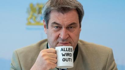 Bild: Sven Hoppe
"Alles wird gut" steht auf der Tasse von Markus Söder, die bei der Kabinettssitzung trinkt, bei der beschlossen wurde, dass fast alle Corona-Beschränkungen in Bayern wegfallen werden.