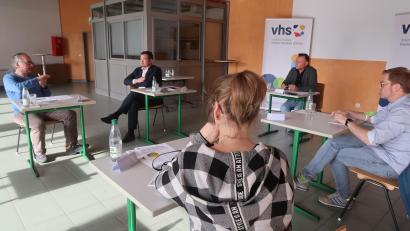 Bild: Kunz
Die Volkshochschule hofft auf Unterstützung aus Berlin. Ziel ist es, dass in ihren Unterrichtsräumen weiterhin Integrationskurse stattfinden, statt Krisengespräche wie das mit Bundestagsabgeordnetem Uli Grötsch (Zweiter von links).