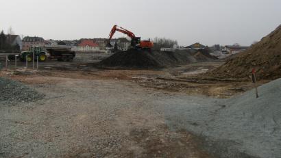 Bild: kgg
An die Kohlehalden früher im Ruhrgebiet erinnert sah sich Zweiter Bürgermeister Karlheinz Hoyer in der Sitzung des Stadtrats im Zusammenhang mit der Baustelle an der Emil-Engel-Straße. Dort wird die frühere Tonscherbendeponie saniert - dieses Jahr der größte Ausgabenposten im Vermögenshaushalt der Stadt Waldsassen.