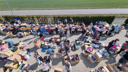 Bild: Michael Sandner/exb
Einen Tag nach der Vereinsgründung wurde auf Initiative von "Zamhaltn" und "Sulzbach-Rosenberg hilft" mit 200 Helfern Sachspenden in Amberg sortiert.