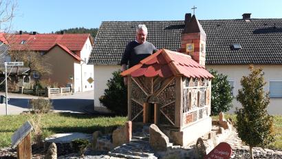 Bild: Portner
Mit Mauer, Turm und Treppe: Josef Baumer freut sich, dass seine Mini-Kirche von vielerlei Insekten besucht wird.