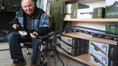 Bild: Kunz
Werner Blenz (75) teilt die Leidenschaft zum Angeln seines Vaters Arno, der 1948 einen Schreibwarenladen und ein Angelfachgeschäft in Weiden eröffnete.