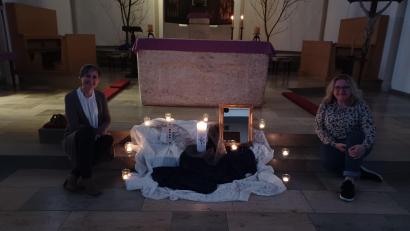 Bild: hok
Melanie Grasser (links) und Kerstin Janner (rechts) während der Auszeit in der Manteler Kirche