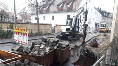 Bild: Firma Pichl/exb
Im Bereich der Hausnummern 31 bis 37 ist die Hauptstraße in Rosenberg noch bis Gründonnerstag gesperrt.